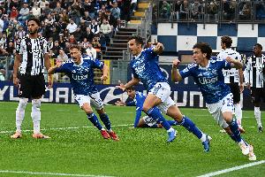 衛(wèi)報(bào)：巴薩與黃潛的海外賽被取消后，米蘭與科莫的海外比賽或泡湯