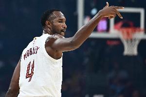 扛起球隊！莫布里半場13中6得到16分3板2助2斷1帽&第二節(jié)帶隊追分