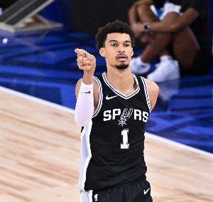 巔峰的你能防文班嗎？考辛斯：不可能 他根本沒法防