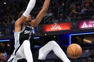 名記：文班已經(jīng)在純純玩弄濃眉了！聯(lián)盟其他人麻煩大了