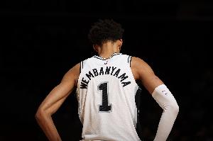 第一場就炸了！文班成為NBA歷史第6個(gè)賽季首戰(zhàn)至少40+15籃板球員