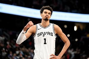 這表現(xiàn)值多少錢？帕金斯：馬刺可能得給文班一份5年10億的合同