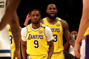 去年的今天：詹姆斯和布朗尼在常規(guī)賽揭幕戰(zhàn)實(shí)現(xiàn)父子同臺