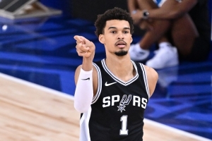 首戰(zhàn)表現(xiàn)炸裂！“文班亞馬爆砍40分”詞條登上微博熱搜榜第5位