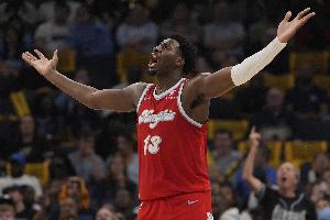 鎮(zhèn)守籃下！小賈倫受困犯規(guī)僅打26分鐘 但砍下18分8籃板6蓋帽