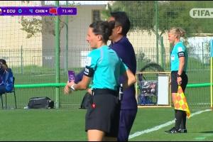 挑戰(zhàn)VAR失敗！中國女足U17挑戰(zhàn)對手禁區(qū)手球，主裁回看后駁回