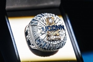 佩奇帶隊(duì)拿下的！康大女籃官方曬上賽季冠軍戒指