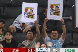 有心了！俄勒岡大學(xué)比賽現(xiàn)場(chǎng)有同曦球迷為林葳加油助威