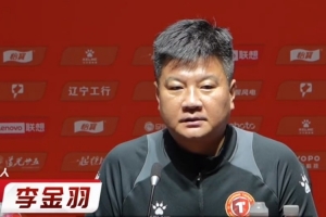 遼寧鐵人主場對陣南通支云，李金羽與隊員劉偉國出席賽前發(fā)布會