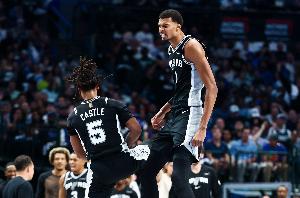 哥幾個(gè)演我？文班下場(chǎng)后馬刺連進(jìn)三分打出14-0反超打停鵜鶘