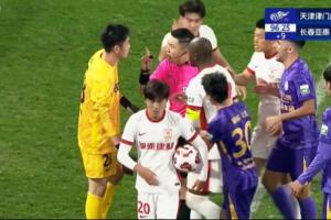 白忙活！亞泰門將拖延時間染黃，隨后示意抽筋被主裁指著鼻子警告