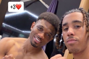 力克布萊頓！約羅社媒曬賽后更衣室與阿瑪?shù)鲁嗦闵仙碜耘模?3分