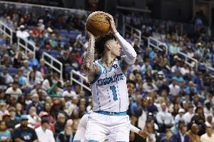 靠你一把抓！三球首節(jié)出戰(zhàn)11分鐘 9中5&三分5中2砍15分7板2助