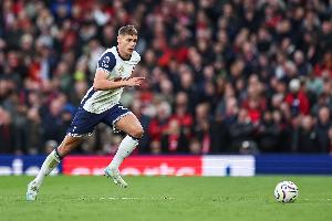 后衛(wèi)為熱刺英超單場(chǎng)雙響，范德芬是2013年維爾通亨后首人