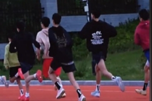 早上6點！U15跑操正當時 青島男籃小伙子們沖沖沖！????