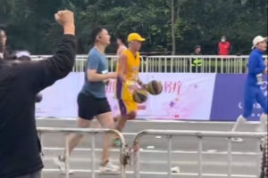跑曼巴？濰坊馬拉松驚現(xiàn)身穿科比球衣拍雙球跑步的選手
