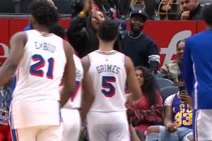 一蹦三尺高！76人加時反超 恩比德沖鋒進(jìn)場慶祝！