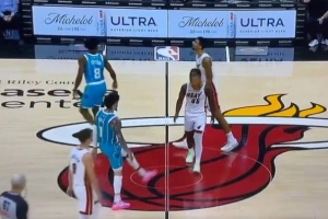 這松弛感沒誰了！三球秀腳法直接“爆頭”小米切爾 隊友看懵了