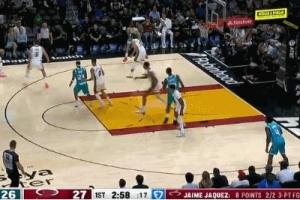 這顛投真準(zhǔn)！三球迎著防守人不講理三分再進(jìn)還加罰！4中4了！