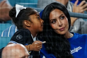 可惜主隊(duì)道奇輸球！瓦妮莎帶著女兒觀看MLB世界大賽G4