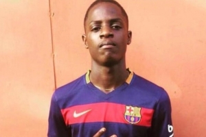 世體：艾永對(duì)巴薩頗具好感，五年前曾在家鄉(xiāng)穿著巴薩球衣拍照留念