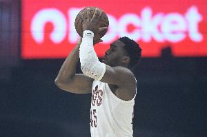 今天是三分神射！米切爾半場(chǎng)三分7中5射落15分 另有2板2助