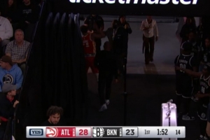 希望沒事??！特雷-楊膝蓋被隊(duì)友壓到 隨后返回更衣室