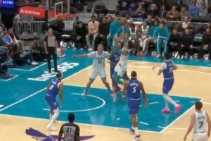 球風(fēng)確實華麗！拉梅洛-鮑爾連續(xù)變向穿花蝴蝶步 拋投拿下2分