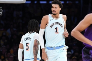 卡斯?fàn)栒労臀陌嗫战樱核f(shuō)往月球上扔 我這么干了 他接住了