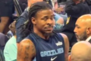 聞了啥這么興奮？莫蘭特在場邊聞了不明物體搖頭晃腦+閉眼享受！