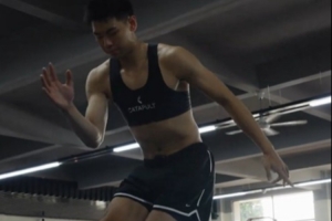 揮灑汗水！崔永熙康復(fù)訓(xùn)練更新 肌肉線條清晰可見