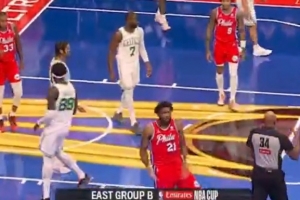 老慣犯了！恩比德滯空跳投打進(jìn)2+1 面對(duì)觀眾席做不雅慶祝動(dòng)作