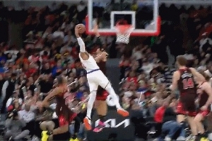 好在無礙！唐斯溜底線試圖隔扣武切維奇 扣飛失衡平拍在地