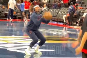 小吧在快船賽前熱身現(xiàn)場 比爾戴著耳機(jī)投籃今天打鵜鶘復(fù)出啦！