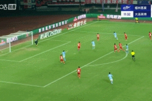 梅州逃過一劫！佩尼亞中路一漏，閆鵬點(diǎn)球點(diǎn)打門擊中立柱彈出