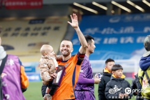 青島海牛為第28輪最佳球員薩里奇頒獎，為金洋洋舉辦200場儀式