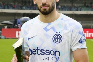 送出精彩助攻！官方：恰爾汗奧盧當(dāng)選國米2-1維羅納全場最佳