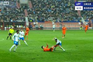 這下太痛了！第43分鐘，宋浩宇防守時(shí)被倒地的羅競踢到襠部