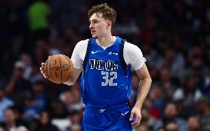 投籃不準(zhǔn)&罰球很穩(wěn)！弗拉格場(chǎng)均13.8+6.5+3 命中率37.3%&罰球100%