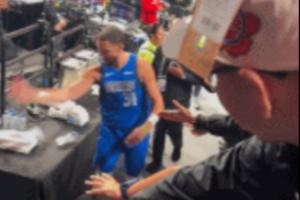 極度不爽！克萊手感不錯(cuò)卻被按在板凳上 賽后扇飛水瓶發(fā)泄不滿