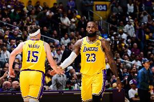 詹姆斯+布朗尼！里夫斯為一對父子都傳過空接助攻 NBA歷史首人