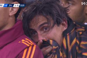 小魔仙心碎！迪巴拉第82分鐘點(diǎn)球被撲+傷退，在替補(bǔ)席眼噙淚水