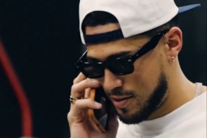 主場迎戰(zhàn)馬刺！布克戴著墨鏡出場大哥范十足 鄧恩黑色小皮鞋亮眼