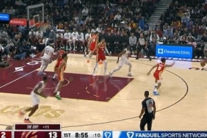 這就花了？米切爾連中高難度三分 騎士轟出16-2開(kāi)局！