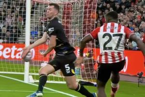 手臂張開不是點(diǎn)球？英超官方：VAR檢查認(rèn)為基恩手臂處于合理位置