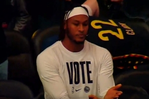 翻篇了？特納重回步行者主場遭漫天噓聲 面對鏡頭做合書動作