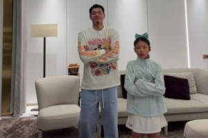 王大雷曬與女兒跳舞視頻，韋世豪評(píng)論：有點(diǎn)卡哇伊了