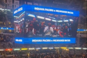 有些尷尬！邁爾斯-特納重回步行者被介紹 現(xiàn)場球迷報以噓聲