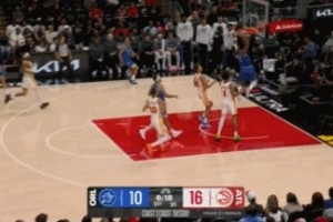 一馬當(dāng)先！班凱羅轉(zhuǎn)換反擊 歐洲步晃過(guò)防守雙手掛筐暴扣