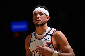 布克：見證過鄧肯、科比和司機(jī)的一人一城 也想像他們和庫(kù)里那樣